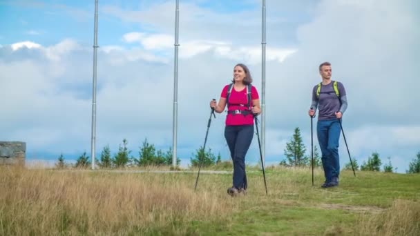 Genç Yürüyüşçü Çift Bulutlu Bir Günde Çalılıklarda Yürüyüş Yapmaktan Zevk — Stok video