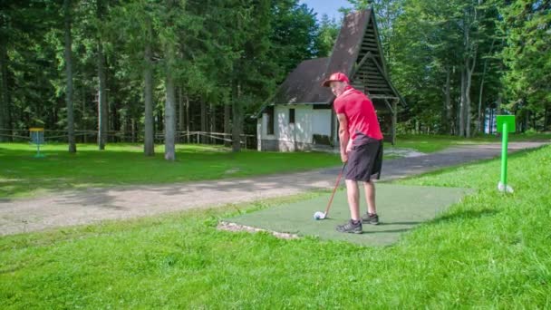 Weitschuss Eines Männlichen Golfers Beim Abschlag Vom Golfabschlag Einem Spiel — Stockvideo