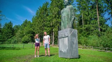 Turistler yaz boyunca yazar Lovro Kuhar için bir anıtı ziyaret ettiler