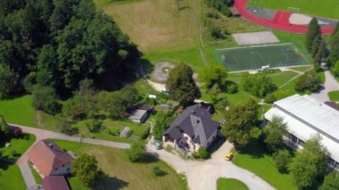 Slovenya, Ravne na Koroskem 'de hava uçuşu harika bir pompa pisti.