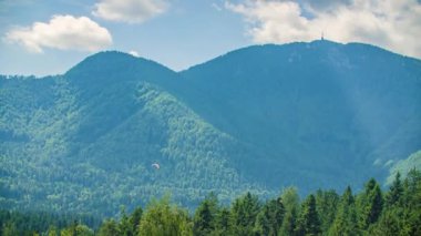 Slovenya Alplerindeki sabit Paraşüt saati Urslja Gora ile arka planda görünüyor