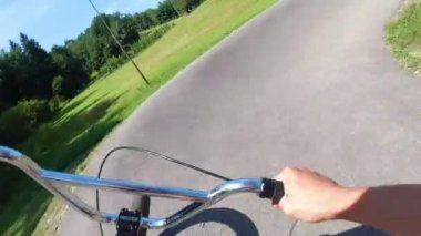 Pompa pistinde BMX motorcusu yarı hızda Action Body Camera View döngüsü yapıyor.