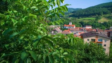 Slovenya 'nın Ravne na Koroskem kentinin Panoraması.