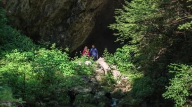 Slovenya 'nın Doliç kentinde yaz aylarında Huda Luknja' da yürüyüş yapan çiftler görülüyor.