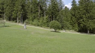 Slovenya kırsalında bisiklet süren çiftlerin hava takibi