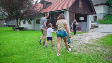 Çiftlik sahibi Podvelka, Slovenya 'daki aileye içki ikram etti