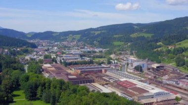 Slovenya 'daki güneş enerjisi istasyonunun endüstriyel alanının hava görüntüsü