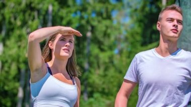 Güzel bir çift eğleniyor, doğada yürürken konuşuyor Kotlje, Slovenya
