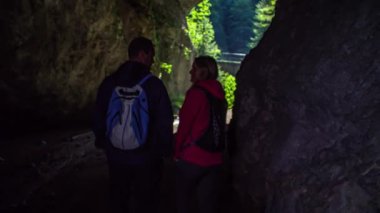 Mutlu çift Slovenya 'nın Doliç kentinde Huda Luknja' da yürüyor..