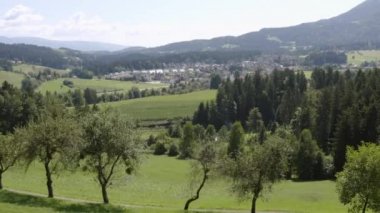 Hava hareketi doğadan Slovenya 'nın Kotlje kasabasına doğru eğiliyor