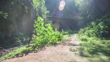 Slovenya 'nın Doliç kentinde bir yaz günü Huda Luknja' yı görmek için birkaç durak..