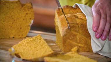 Taze ev yapımı ekmeğin yavaş çekimde kesilmiş somunu.