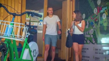 Kiralık bisikletlerine binen gençlerin yakın plan fotoğrafı..