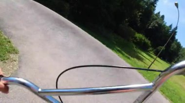 BMX motorcusu pompa pistinde orta güçte bir tur atar, Action Body Camera View yarı hızlıdır