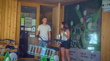 Yurttan çıkıp iki tane kiralık motosiklet alan genç bir çift var. Yavaş çekim