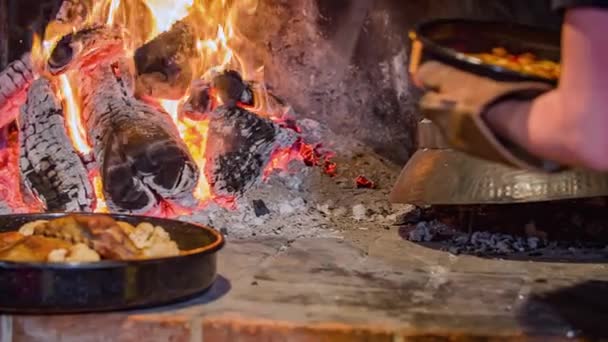 Close Uma Garçonete Tirando Uma Panela Ferro Quente Com Feijão — Vídeo de Stock