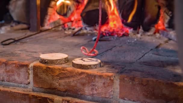 Heißes Branding Iron Wird Auf Runden Holzblock Vor Dem Kamin — Stockvideo