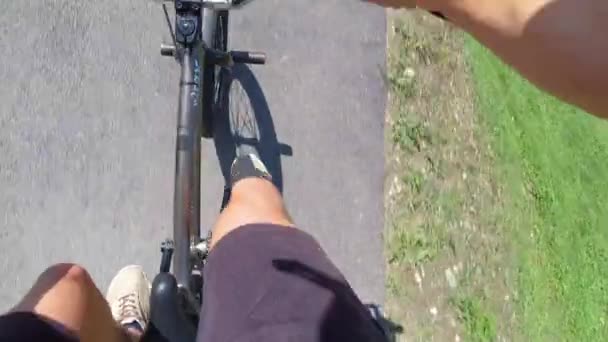 Motociclista Bmx Curso Pista Bomba Balançando Estrada Obstáculo Acidentado Action — Vídeo de Stock