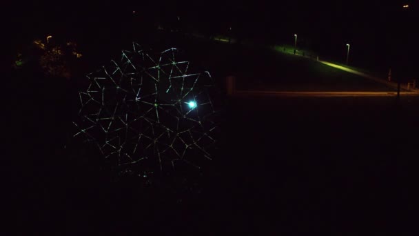 Ночной Выстрел Стального Строительного Метеорита Форма Viva Красиво Освещенная Форма — стоковое видео