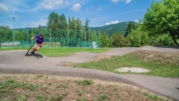 Młody Chłopiec Jeżdżący Hulajnodze Razor Kick Outdoor Skate Park Tracking — Wideo stockowe