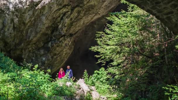 Ung Man Och Kvinna Går Genom Huda Luknja Dolic Slovenien — Stockvideo