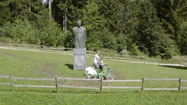 Aerian Trage Afară Împușcat Cuplu Turist Împinge Biciclete Natură După — Videoclip de stoc