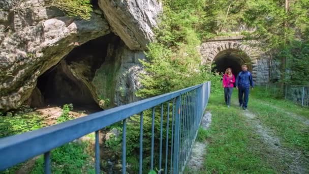 Молодая Романтическая Пара Исследовать Пещеры Лес Худа Luknja Slovenia — стоковое видео
