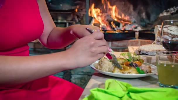 Zbliżenie Kobietę Jedzącą Typowe Słoweńskie Danie Kowala Pobliżu Pieca Opalanego — Wideo stockowe
