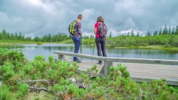 Vackert Landskap Med Par Som Beundrar Naturen Rasten Vandringsutövare — Stockvideo