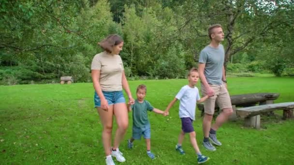 Langzame Beweging Van Een Echtpaar Met Twee Kinderen Die Aankomen — Stockvideo