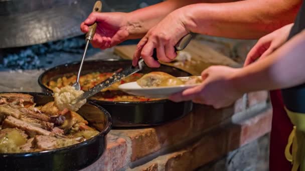 Nahaufnahme Von Zwei Kellnerinnen Die Eine Portion Hühnerkeulen Und Gemüse — Stockvideo