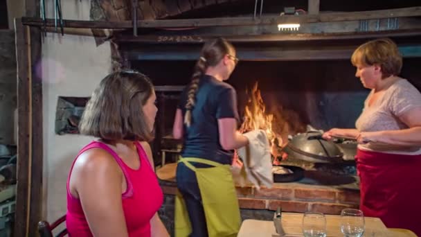 两间餐厅的职员在一对年轻夫妇就餐前 从烤箱里取来温暖的自制面包 — 图库视频影像