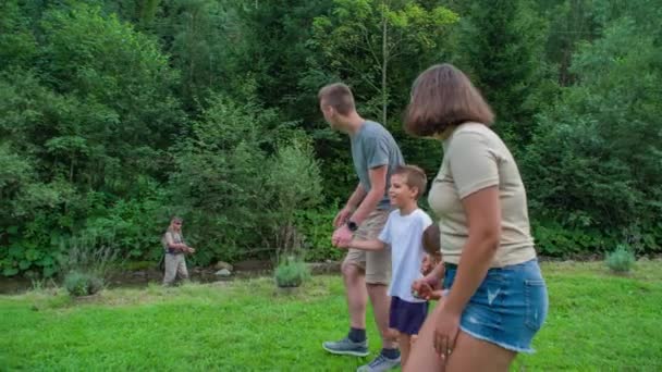 Movimento Lento Uma Família Dizendo Pescador Durante Dia Campo — Vídeo de Stock