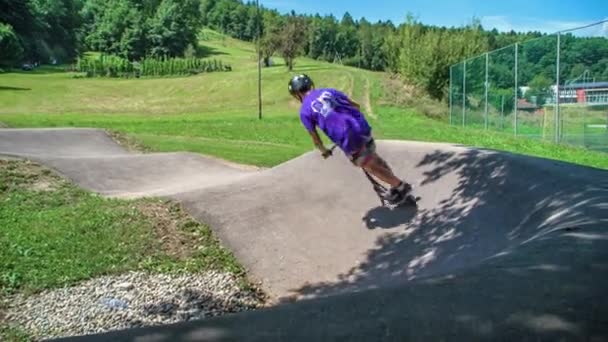 Young Boys Riding Outdoor Skate Park Ścieżka Skuterem Rowerem Handheld — Wideo stockowe