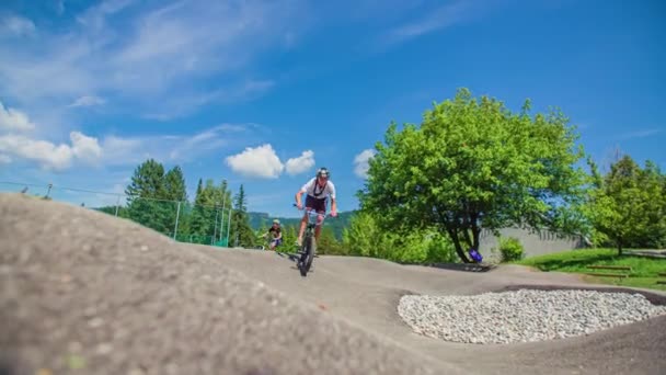 Rowerowa Uliczka Dla Dzieci Dzieci Baw Się Dobrze Torze Pompy — Wideo stockowe