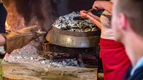 两名女服务员从木制烤箱中拿出一个炽热的铁锅的慢镜头 — 图库视频影像