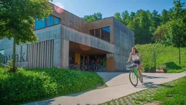 Casal Montando Uma Bicicleta Alugada Juntos Dia Ensolarado — Vídeo de Stock