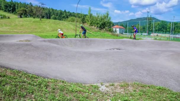 Group Kids Cycles Scooters Pump Track Beautiful Summer Day Ravne — Stock Video