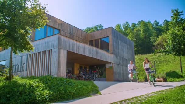 Slow Motion Shot Van Een Jong Koppel Rijden Huurfietsen Vertrekken — Stockvideo