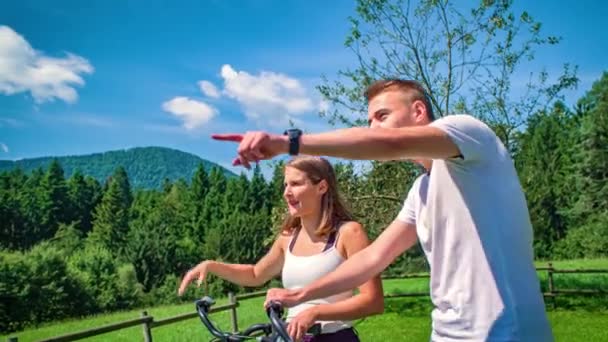 Hermosa Pareja Bicicletas Mirando Ciudad Punto Turístico Kotlje Eslovenia — Vídeos de Stock