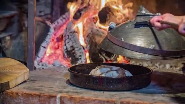 Kadın Odun Fırınının Yakınındaki Dökme Demir Bir Çanın Içinden Sıcak — Stok video