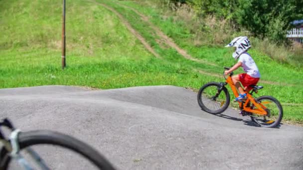 Σταθερή Λήψη Παιδιών Κάνουν Ποδήλατο Στην Πίστα Της Αντλίας — Αρχείο Βίντεο