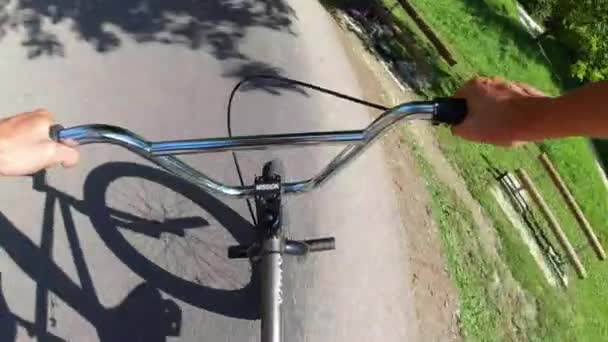 Motociclista Bmx Aquecendo Faixa Bomba Velocidade Média Action Body Camera — Vídeo de Stock