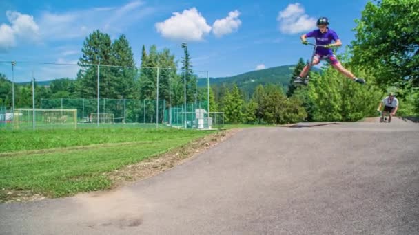 Два Мальчика Катаются Скутере Велосипеде Насосной Дорожке Летом — стоковое видео