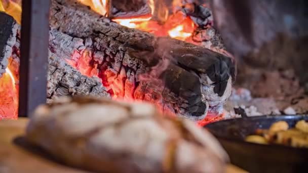 Brennständer Mit Selbstgebackenem Brot Neben Einem Holzofen Dem Baumstämme Asche — Stockvideo