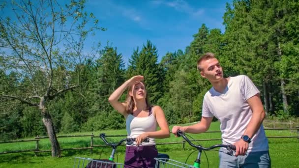 Pareja Bicicleta Conociendo Lugar Con Hermoso Paisaje Kotlje Eslovenia — Vídeos de Stock