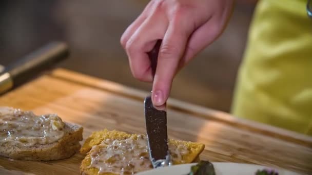 Close Shot Chef Esloveno Espalhando Pouco Pasta Salgada Sobre Diferentes — Vídeo de Stock