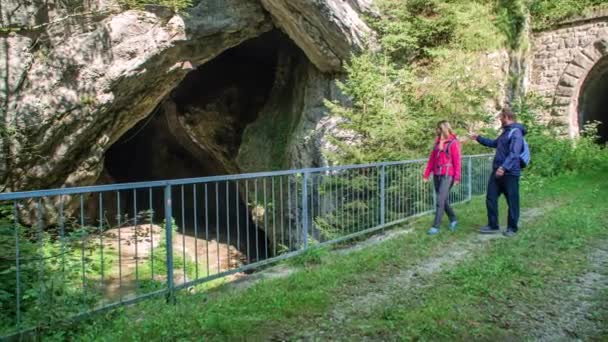 Mladý Bělošský Pár Povídá Kráčí Travnaté Cestě Zastavuje Dne Dívá — Stock video