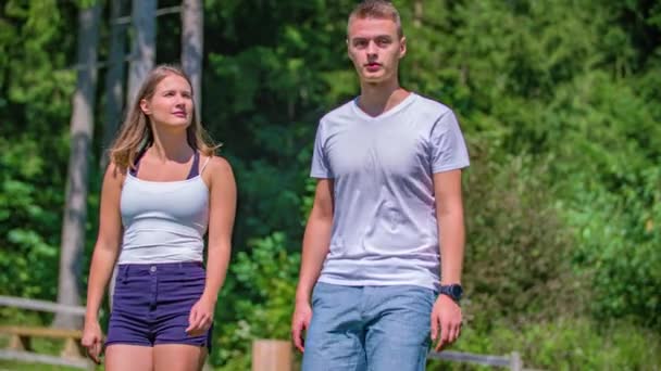 若い白人のカップルは公園でランドマークを見ますKotlje スロベニア トラッキング — ストック動画