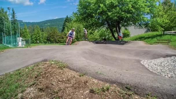 Chłopcy Ryzykują Manewry Torze Pomp Rider Akcji Sporcie Rowerowym — Wideo stockowe